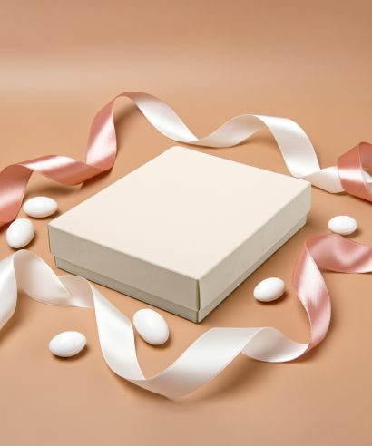 Χάρτινο κουτί Aquarella με κορδέλες και κουφέτα – Κομψή συσκευασία για μπομπονιέρες