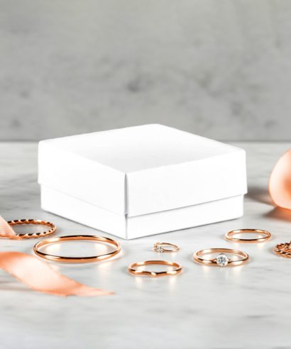 Λευκό χάρτινο κουτί μπιζού με δαχτυλίδια, ιδανικό για κοσμήματα, γάμους και αρραβώνες.