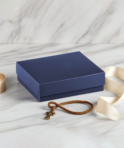 Χάρτινο Κουτί Μπιζού Ματ Μπλε Σκούρο – Συσκευασία Εκκλησιαστικών Δώρων Χάρτινο κουτί μπιζού Ματ Μπλε Σκούρο – Ιδανικό για εκκλησιαστικά δώρα και τουριστικά ενθύμια