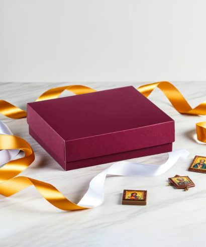 Χάρτινο Κουτί Μπιζού Ματ Βουργουνδίας – Συσκευασία Εκκλησιαστικών Δώρων Χάρτινο κουτί μπιζού Ματ Βουργουνδίας – Ιδανικό για εκκλησιαστικά δώρα και τουριστικά ενθύμια