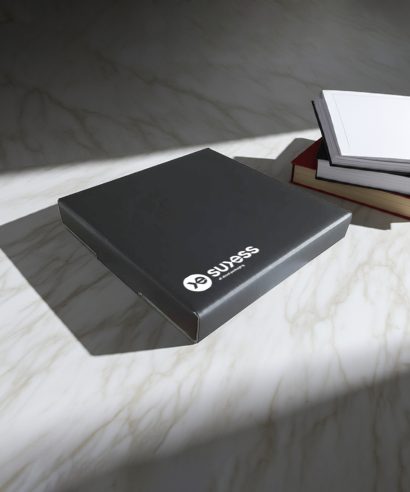 Κουτί Courier Μαύρο Flat Δίπλα σε Βιβλία